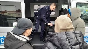 Policjant WRD prezentuje radiowóz niemieckim studentom