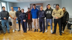 Wspólne zdjęcie niemieccy studenci na sali szkoleniowej w KPP Oświęcim.