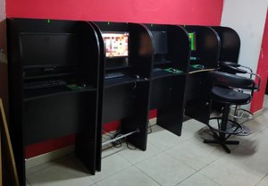 Stanowiska ze sprzetem komputerowym, przy którym odbywały sie nielegalne gry hazardowe