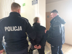 Sprawca kradzieży z włamaniem prowadzony przez dwóch funkcjonariuszy (2)