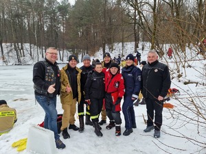 Współorganizatorzy szkolenia akcji ratowania ludzi spod lodu.