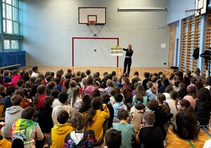 policjantka pokazuje uczniom tablice edukacyjne