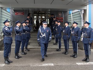 Komendant Wojewódzki Policjiw  Krakowie nadinsp. Michał Ledzion wychodzi z komendy w asyście policjantów z kompani honorowej