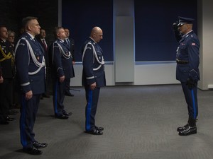 dowódca uroczystości kom. Toboła składa meldunek nadinsp. dr Rfałowi Kochańczykowi. W tle kierownictwo małopolskiej policji i zaproszeni na uroczystość goście