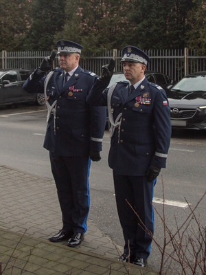 nadinsp. Michał Ledzion i nadinsp. dr Rafał Kochańczyk oddają honory przy tablicy upamiętniającej