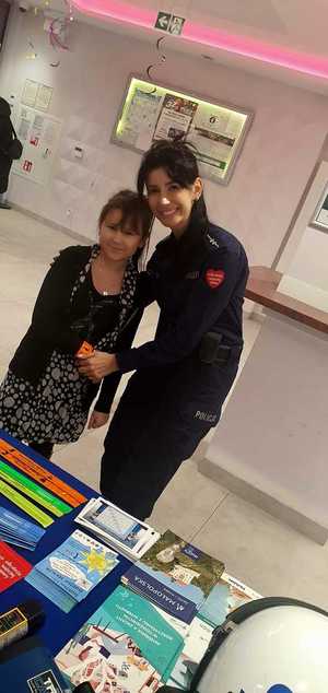 policjantka pozuje z dziewczynką
