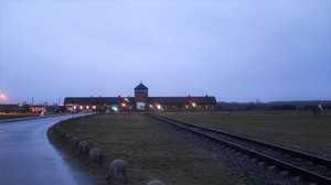 Zabezpieczenie 79. rocznicy wyzwolenia Auschwitz Birkenau  Brama Śmierci w Brzezince