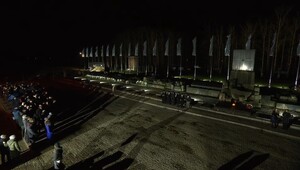 Zabezpieczenie 79. rocznicy wyzwolenia Auschwitz Birkenau  byli więźniowie i uczestnicy składają znicze na pomniku w Brzezince