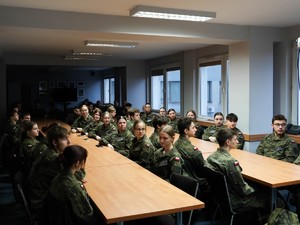 uczniowie klasy mundurowej słuchają wykładu