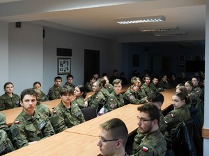 Uczniowie klasy mundurowej słuchają wykładu