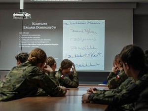 Uczniowie klasy mundurowej słuchają wykładu.