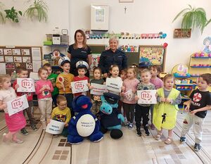 pamiątkowe zdjęcie policjantek z przedszkolakami