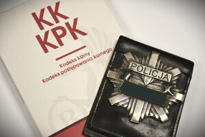 policyjna odznaka obok Kodeks karny i Kodeks postępowania karnego