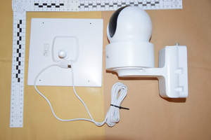 leżąca na blacie odzyskana kamera