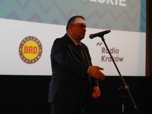 Wiceprezydent Krakowa przemawia na scenie