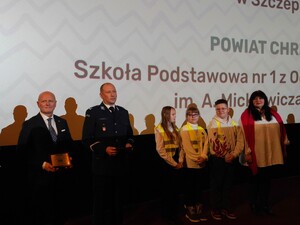 Zwycięzcy na scenie wraz z osobami wręczającymi