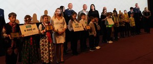 Zwycięzcy w konkursie odblaskowa szkoła wraz z osobami wręczającymi i nauczycielami