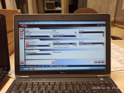 Laptop z włączonym ekranem
