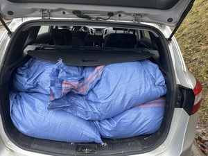 worki parciane z zawartością tytoniu w bagażniku pojazdu.