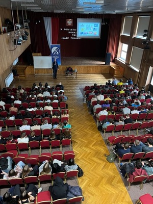 sala z dziećmi z góry