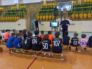 policjantka w trakcie wygłaszania prelekcji do dzieci