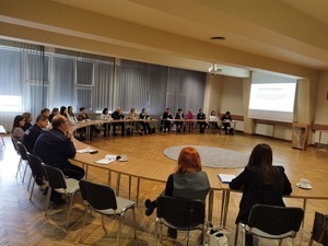 uczestnicy spotkania podczas debaty