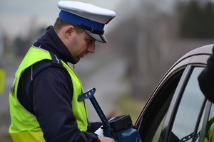 Policjant ruchu drogowego rozmawia z kierującym pdczas kontroli drogowej