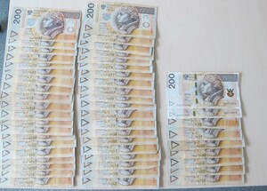 rozłożona na biurku gotówka w banknotach 200 złotowych.