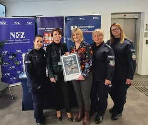 zdjęcie pamiątkowe policjantek z dyrekcją NFZ