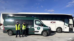 zdjęcie prezentujące policjanta Ruchu Drogowego z funkcjonariuszem Inspekcji Transportu Drogowego