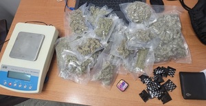 woreczki z zawartością marihuany oraz waga