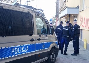 Policjanci przy radiowozie.