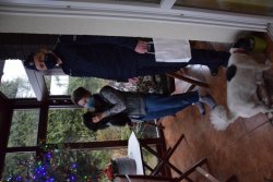 kobieta_z_kotem_na_rekach__obok_stojacy_policjant_i_chodzacy_pies