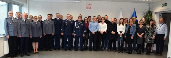 zdjęcie prezentujące policjantów i pracowników Komendy Powiatowej Policji w Miechowie