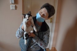 kobieta_z_kotem_na_rekach