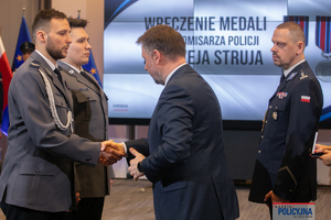minister gratuluje nagrodzonym policjantom z małopolski