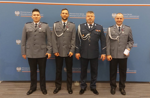 trzej odznaczeni policjanci z Komendantem Wojewódzki Policji w Krakowie inspektorem Piotrem Morajką na wspólnym zdjęciu