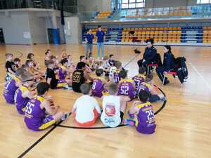 policjantki oraz uczestnicy obozu sportowego