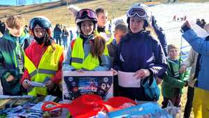 dzieci otrzymujace nagrody w namiocie suskich policjantów