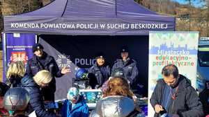 policjanci w namiocie suskiej policji rozmawiają z osobami stojącymi przed nimi