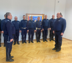 naczelnik wydziału prewencji składający meldunek o rozpoczęciu uroczystej zbiórki pełniącemu obowiązki komendantowi powiatowemu policji w brzesku