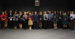 Pamiątkowe zdjęcie komendanta ze zgromadzonymi