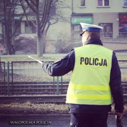 Policjant_Ruchu_Drogowego_w_zoltej_kamizelce_zatrzymujacy_pojazd