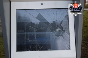 uszkodzony infokiosk w Suchej Beskidzkiej