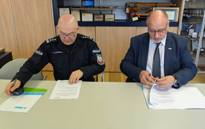 Komendant Rafał Leśniak oraz  Prezes Zarządu Kazimierz Koprowski podpisują umowę