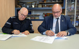 Komendant Rafał Leśniak oraz  Prezes Zarządu Kazimierz Koprowski podpisują umowę