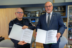 Komendant Rafał Leśniak oraz  Prezes Zarządu Kazimierz Koprowski na pamiątkowym zdjęciu z podpisaną umową