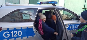 dzieci w radiowozie policyjnym