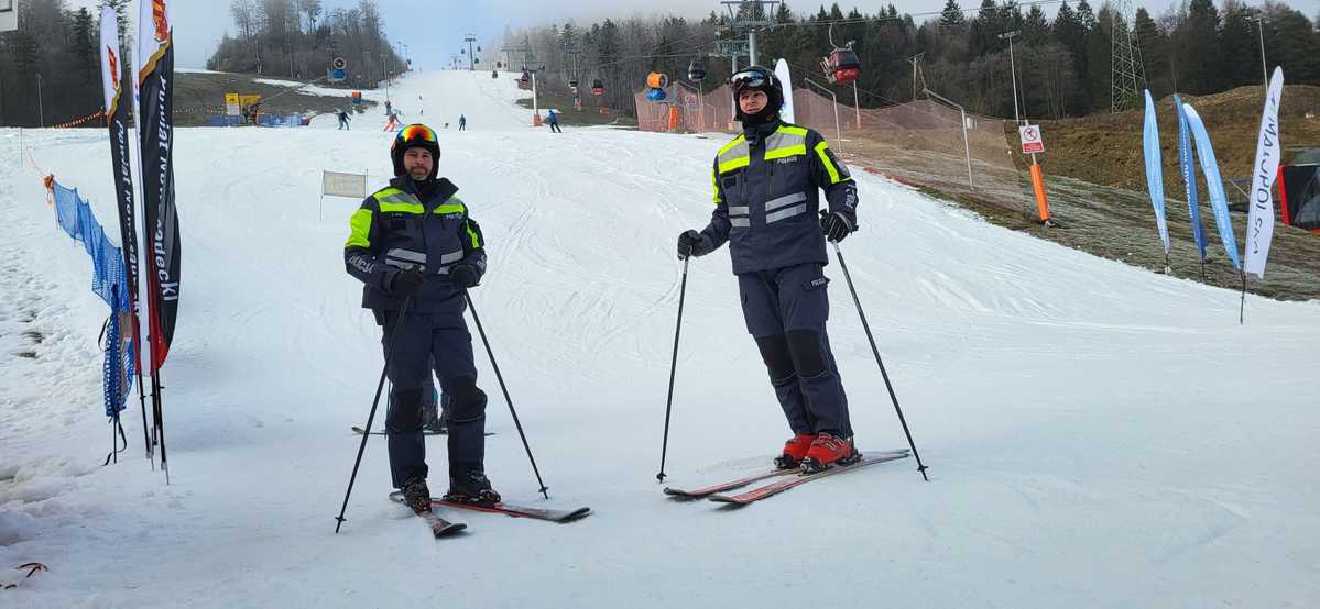 Ogólnopolski start sezonu narciarskiego 2025/2026 na Jaworzynie Krynickiej z udziałem małopolskich funkcjonariuszy