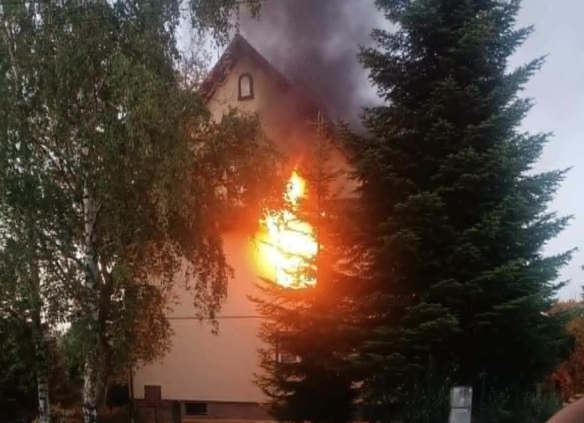 Bez chwili wahania ruszyli w ogień – bohaterska akcja myślenickich policjantów uratowała ludzkie życie